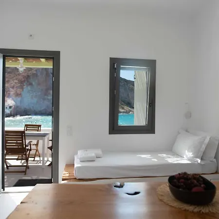 Spilia Milos Firopotamos